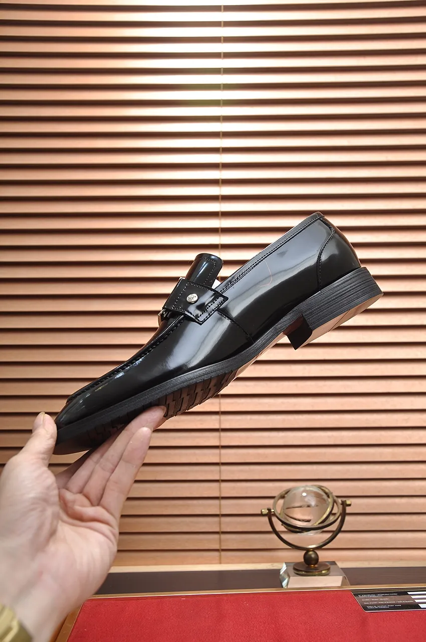 Men's men's shoes 💰500💶 [LV] (original single cowhide lining) 🍀LV's latest genuine leather business suit shoes are launched simultaneously on the official website. The first-layer cowhide imported from Italy is made of heavy gold, 💥official website 1:1 rubber outsole. Versatile to wear, high-end without losing class, and the color combination is extraordinary. This four-season style is alluring when worn on your feet, showing off your big-name flair. Standard code 38-45 (45 customized)